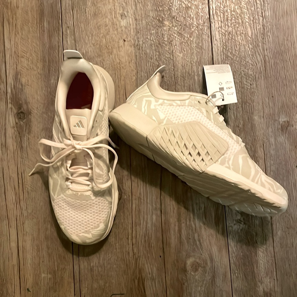 NWT Adidas women’s tennis shoe